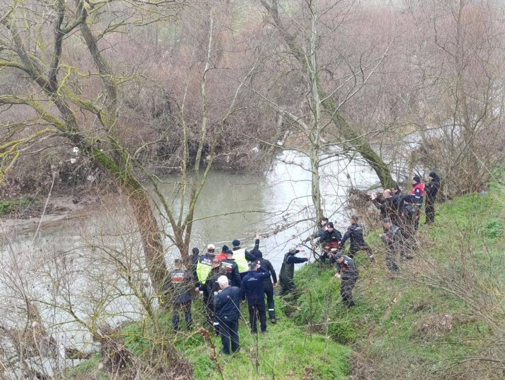 Otomobil çaya uçtu! Cesedi 50 metre ileride bulundu 3